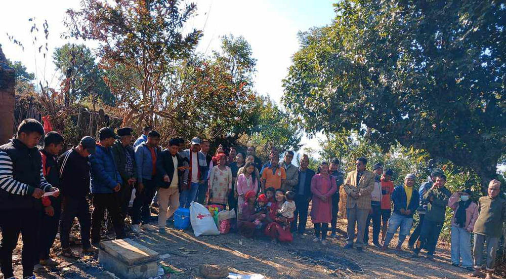 निस्दीका आगलागी पीडित परिवारलाई काँग्रेसको सहयोग